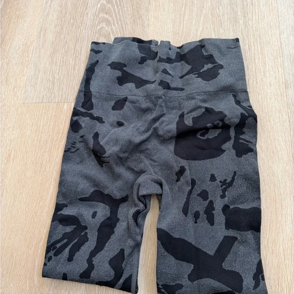 Gray Camouflage Leggings - Picture 2 of 2
